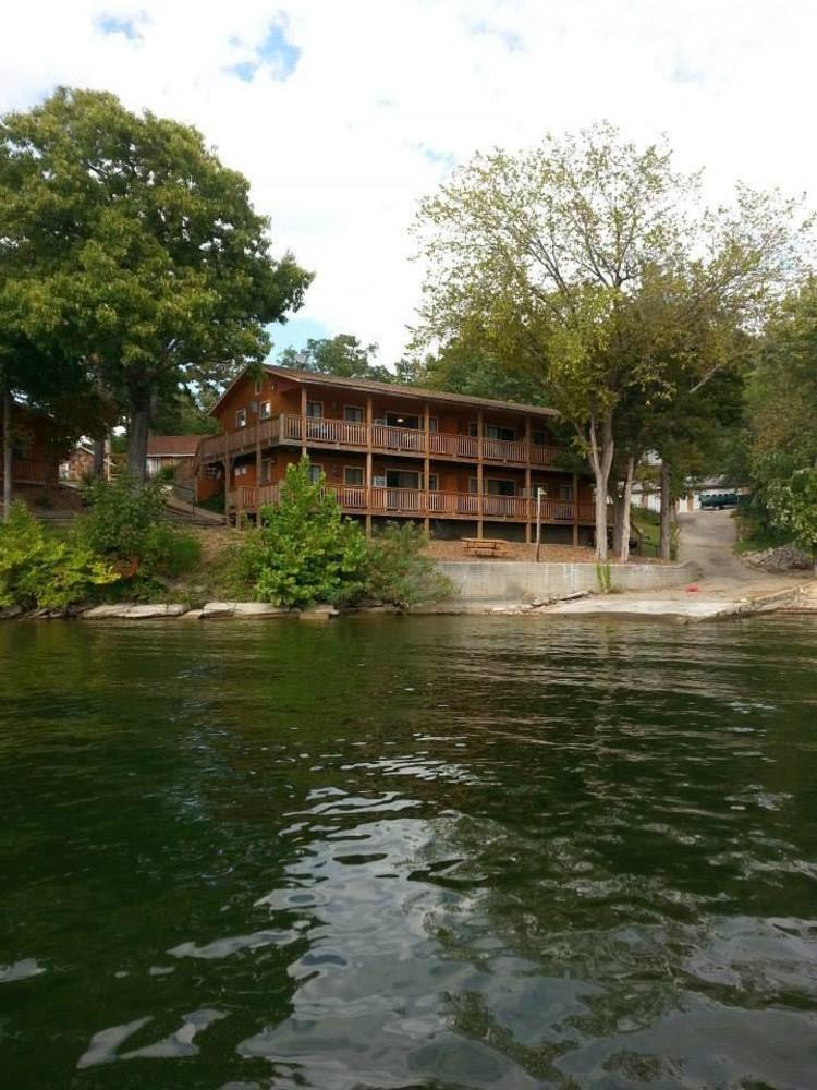 Wilsons On The Lake Hotel Camdenton Exterior photo